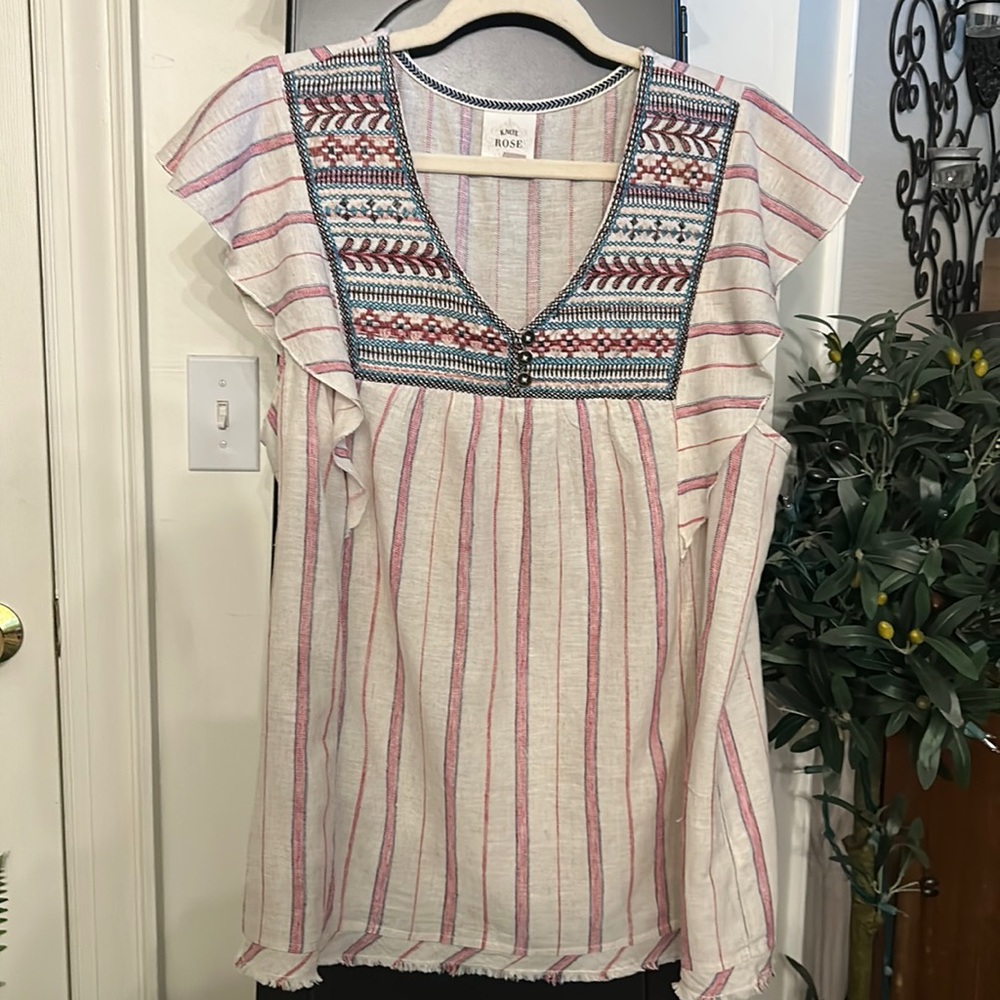 Knox Rose xl blouse with ruffled sleeves.
